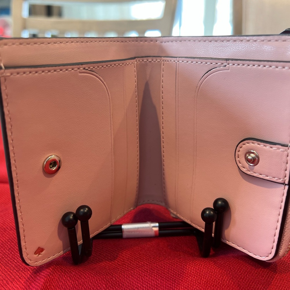 NWT + Gift Box Kate Spade Floral Wallet. - Picture 4 of 10